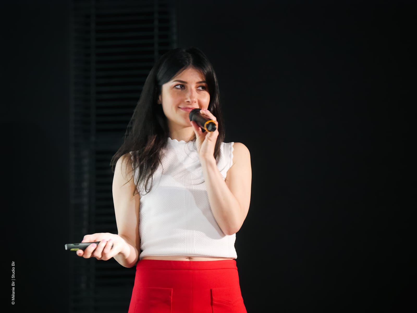 Justine Lambert fond noir